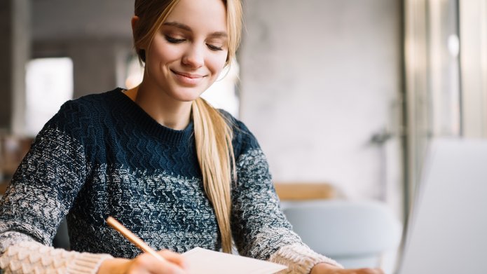 Kobieta przy laptopie