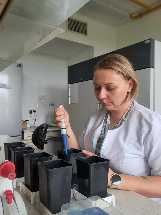 Dr Anna Jasińska w laboratorium