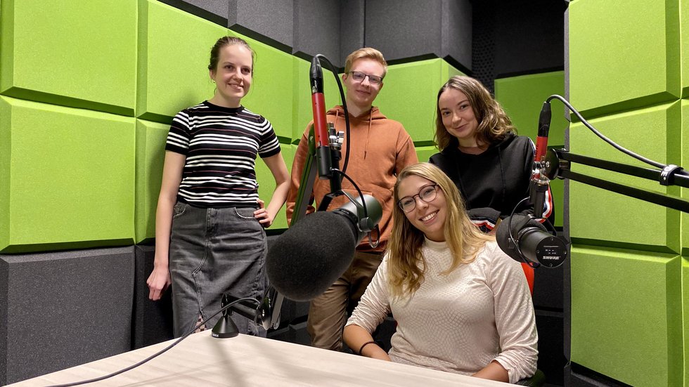 członkowie Koła Naukowego Ekohydrologii UŁ podczas nagrań studenci koła nukowego ekohydrologii w studio nagrań radiowych