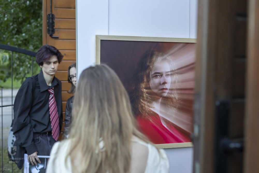 portret Weroniki wystawiony w Galerii Wozownia; wokoło oglądający