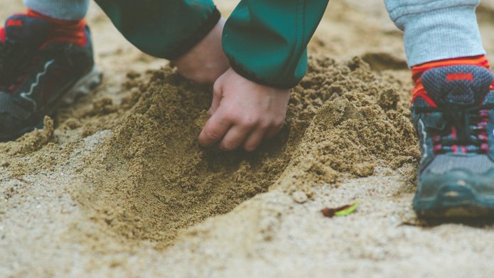 Dziecko w piaskownicy